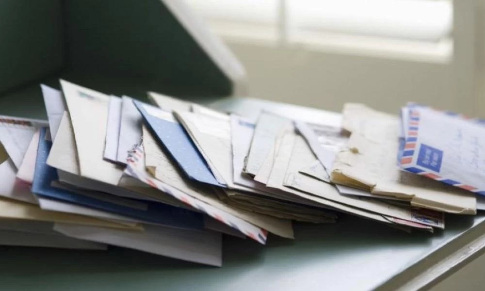 Kορονοϊός: Πως προστατευόμαστε από τους φακέλους και τα δέματα που έρχονται στο σπίτι μας;